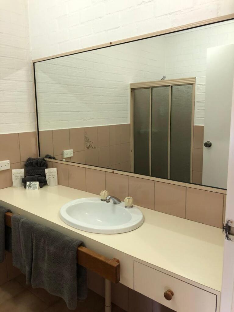 Settlement Motor Inn Deniliquin Esterno foto